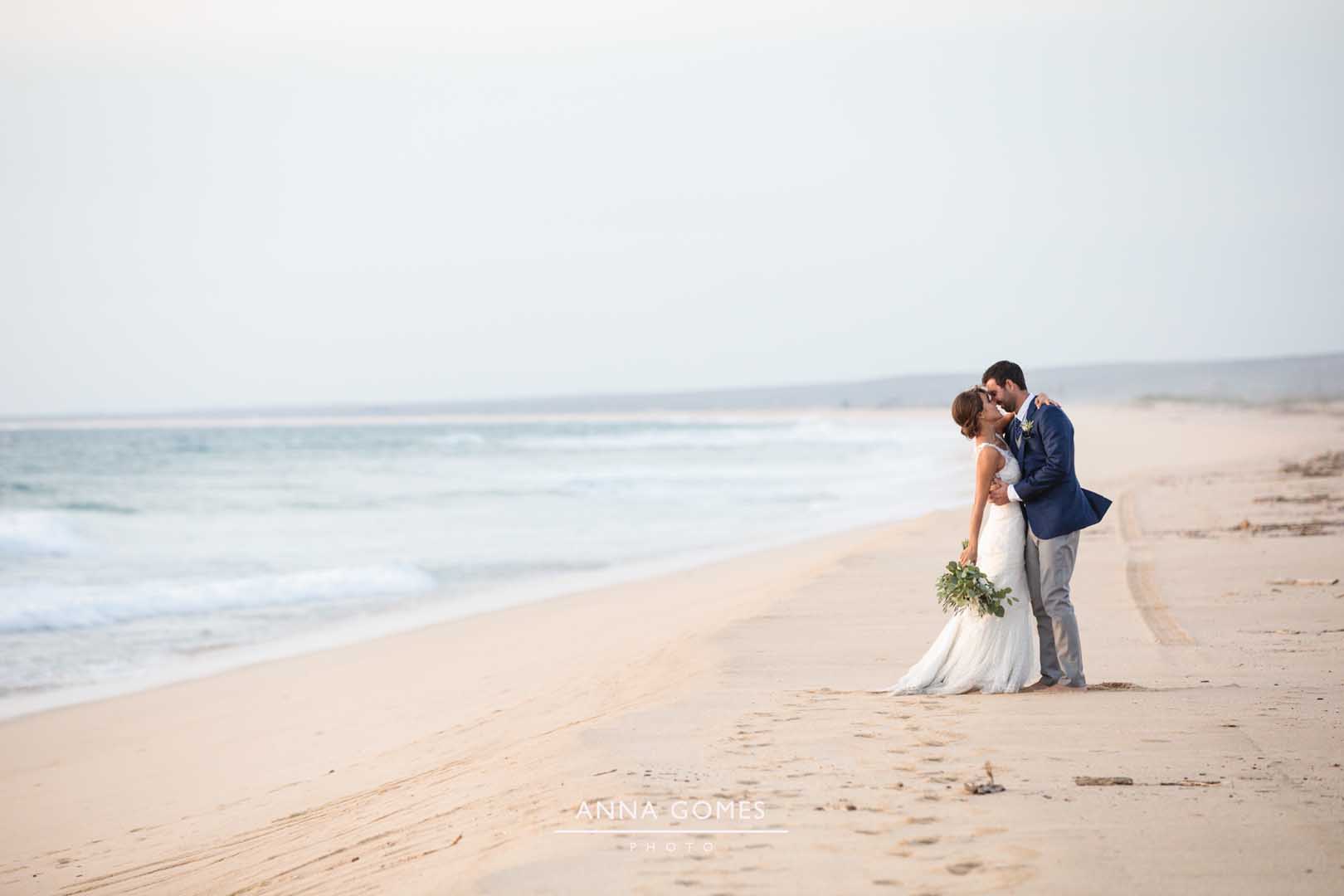 Couple-Kissing-at-Beach